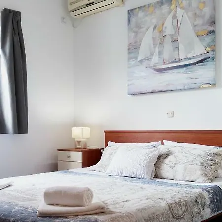 Kiara - Self Check In Pensión 3*